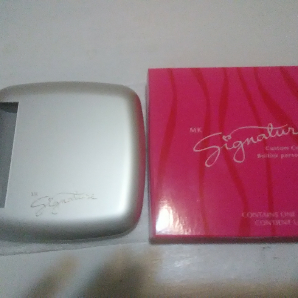 Mary Kay Compact - Picture 4 of 4